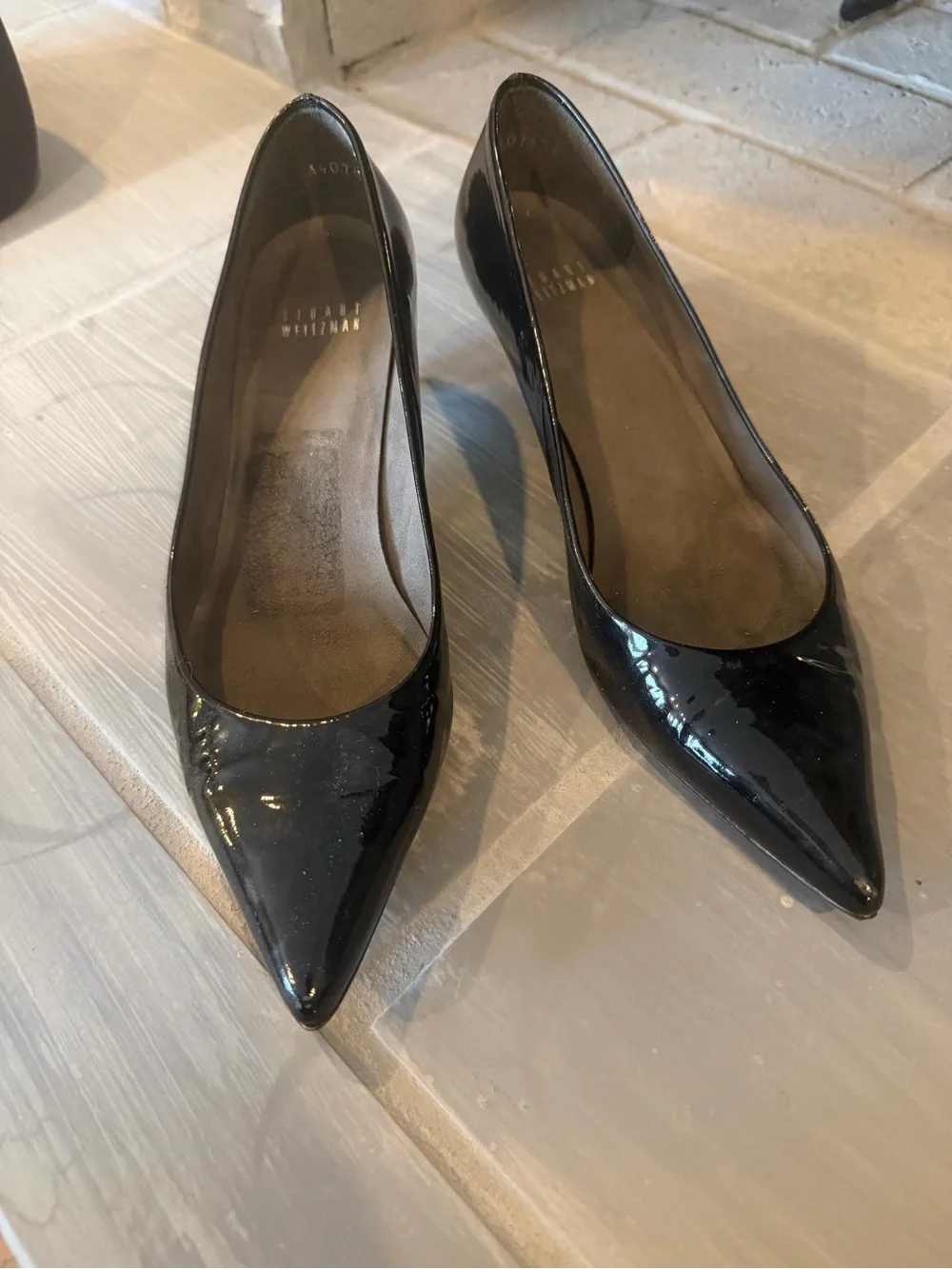 Stuart Weitzman Black Patent Pointed-Toe Pumps kitten heel Sz 8